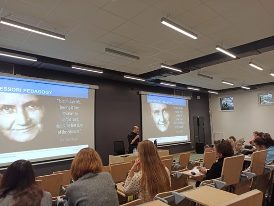 Konferencē lektors stāsta auditorijai lekciju