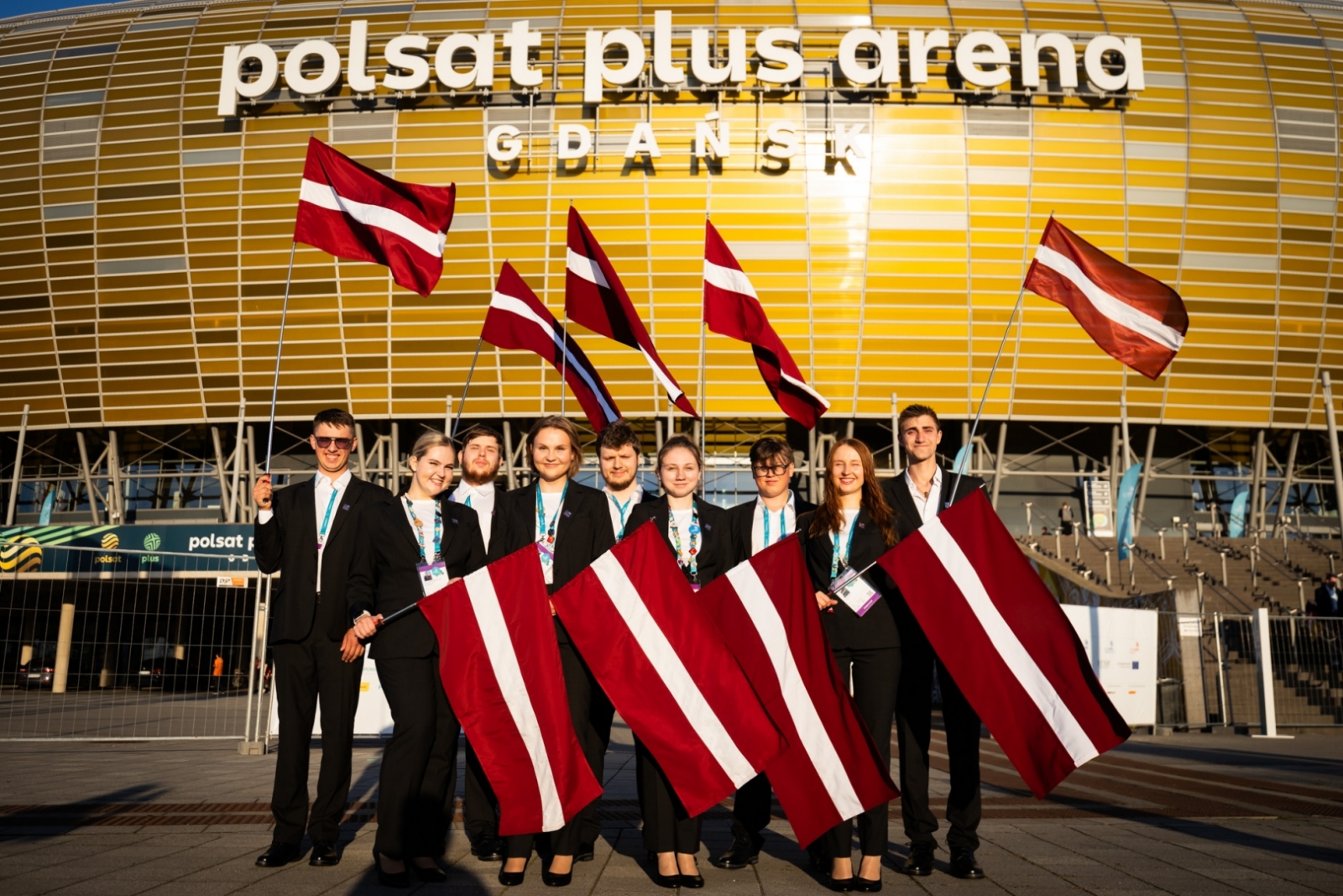 Latvijas EuroSkills komanda stāv aiz Gdanskas arēnas