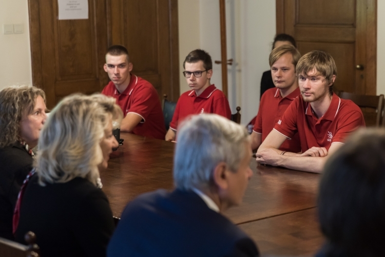 SkillsLatvia komanda tiekas ar ministru Kārli Šadurski