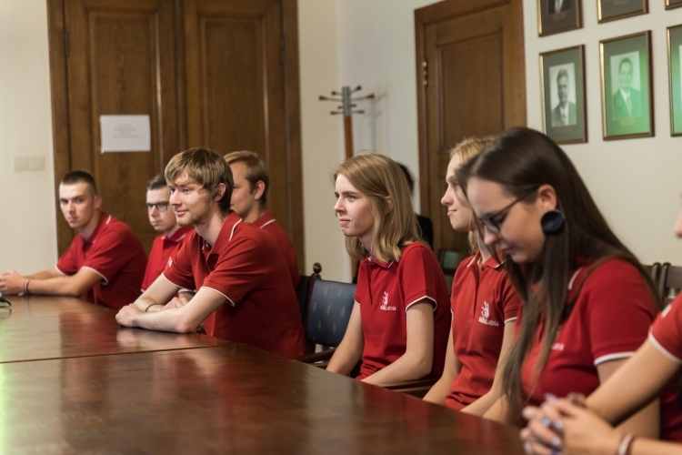 SkillsLatvia komanda tiekas ar ministru Kārli Šadurski