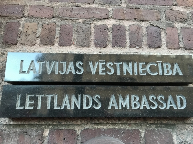 Latvijas valsts komanda apciemo Latvijas vēstniecību Zviedrijā