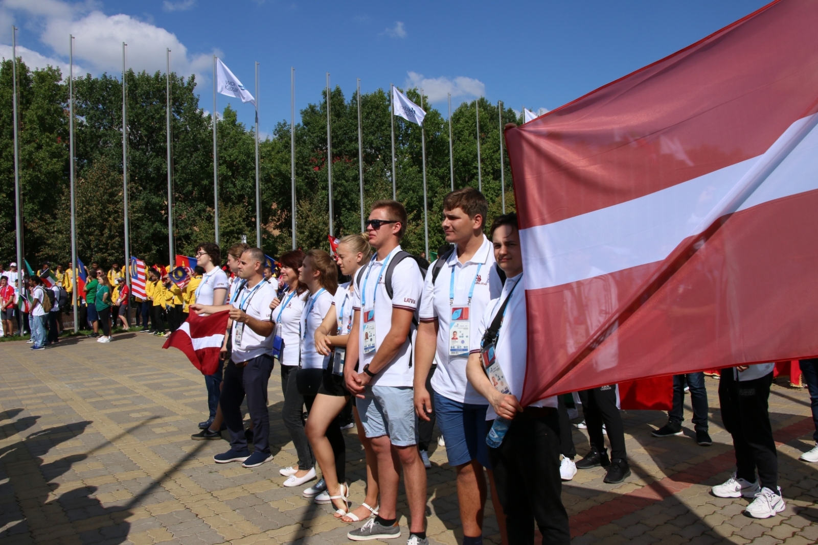 SkillsLatvia komanda neformālā gaisotnē iepazīst Kazaņu un citu valstu delegācijas