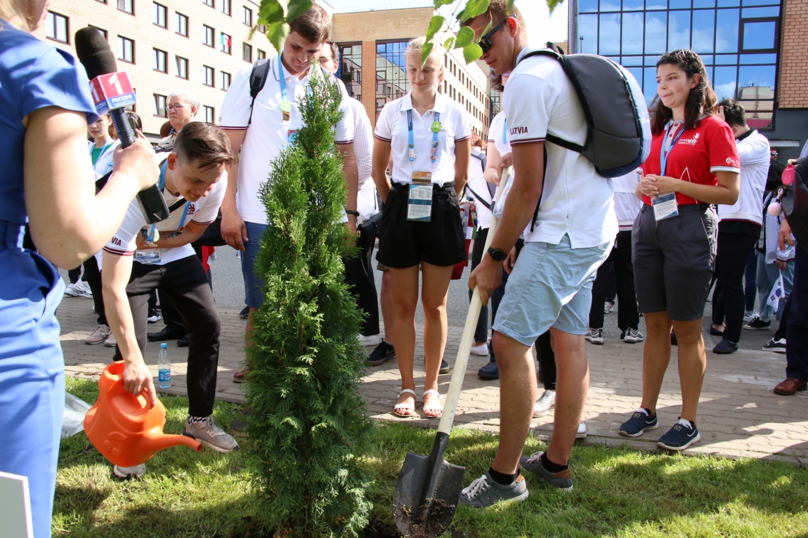 SkillsLatvia komanda neformālā gaisotnē iepazīst Kazaņu un citu valstu delegācijas