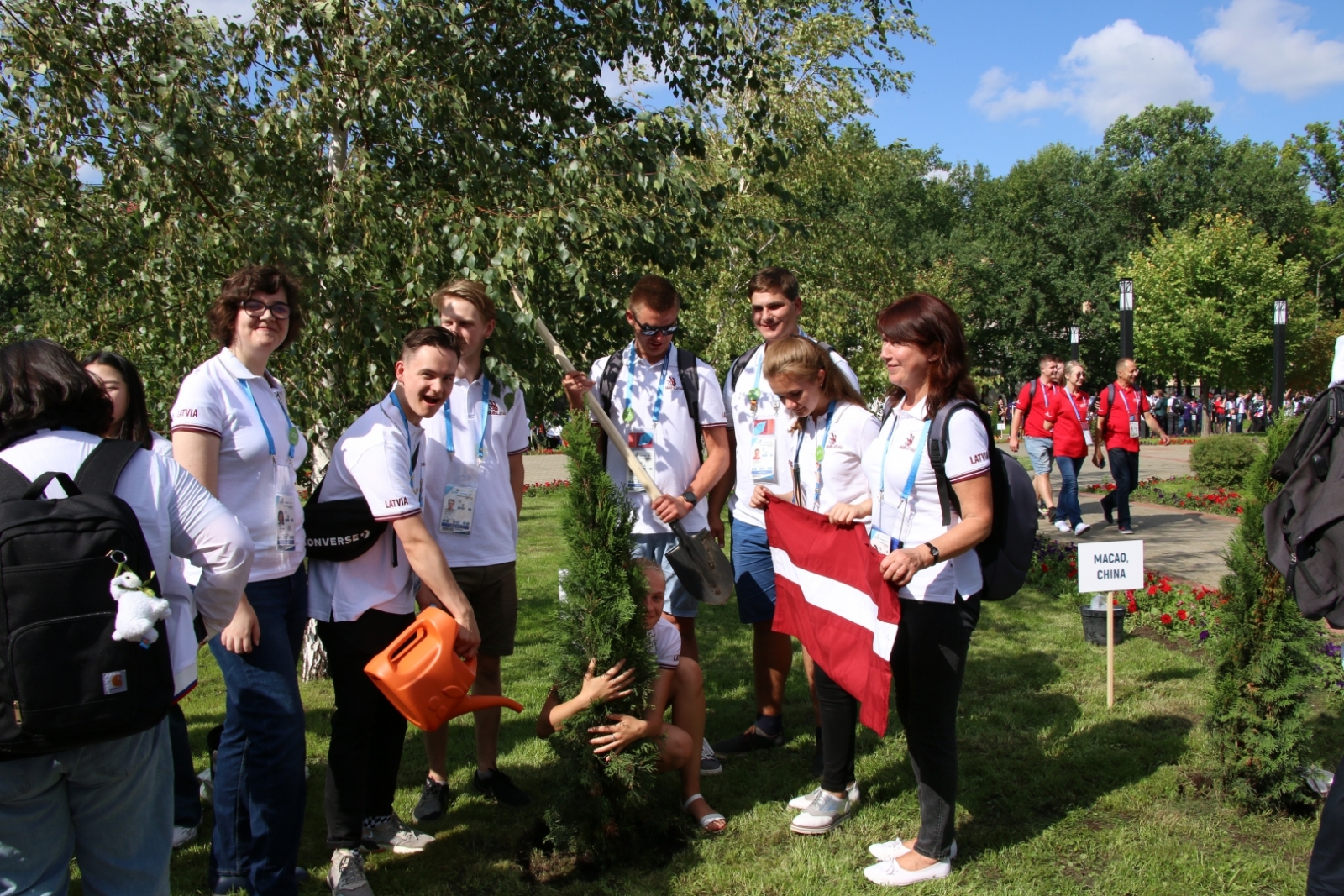 SkillsLatvia komanda neformālā gaisotnē iepazīst Kazaņu un citu valstu delegācijas