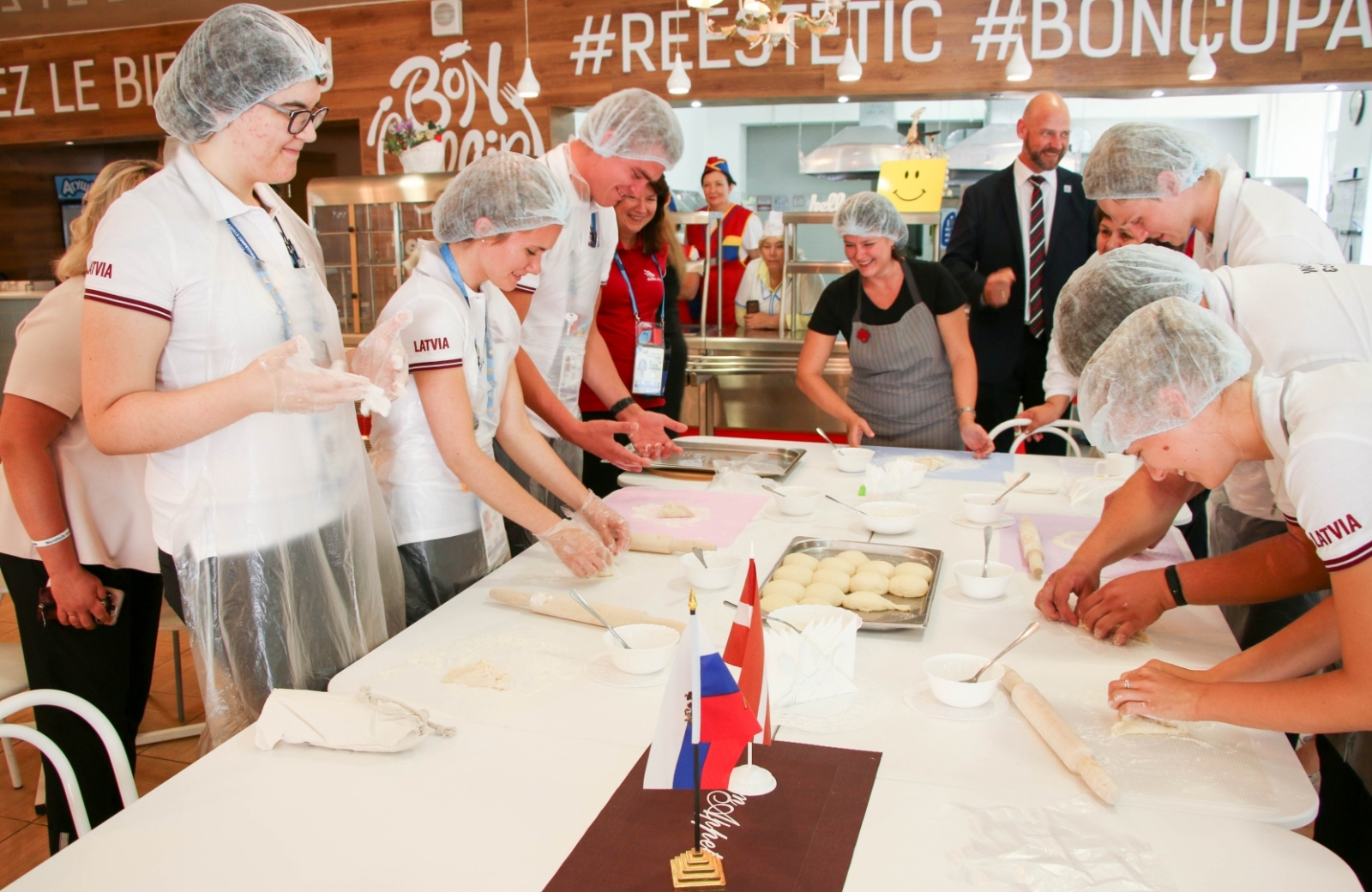 SkillsLatvia delegācija ciemojas Kazaņas 83. licejā