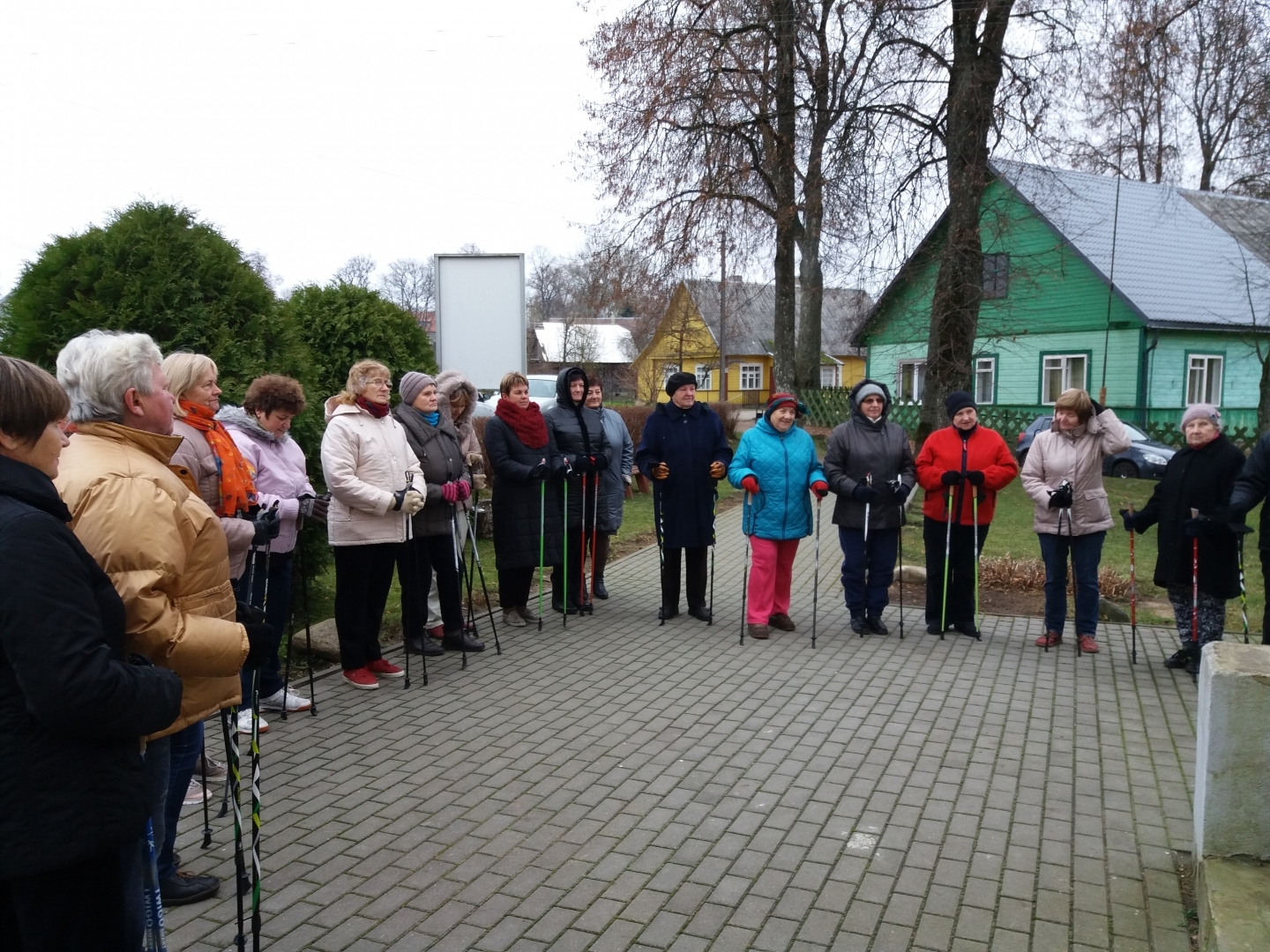 Seniori nūjo svaigā gaisā