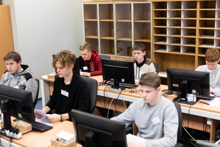 SkillsLatvia 2020 pusfināls prasmju konkursā "Datortīklu administrēšana" un "Grafikas dizains"