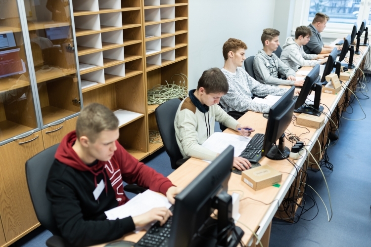 SkillsLatvia 2020 pusfināls prasmju konkursā "Datortīklu administrēšana" un "Grafikas dizains"