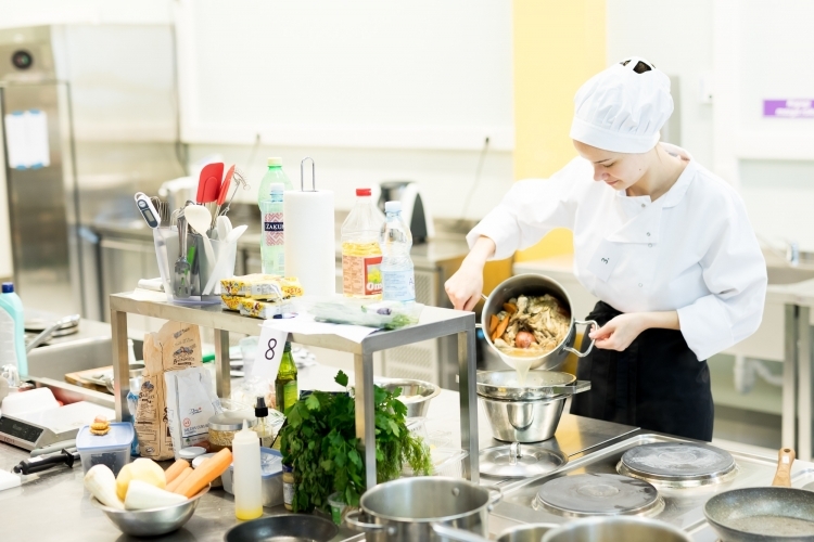 SkillsLatvia 2019 pusfināls "Ēdienu gatavošanā" prasmju konkursā