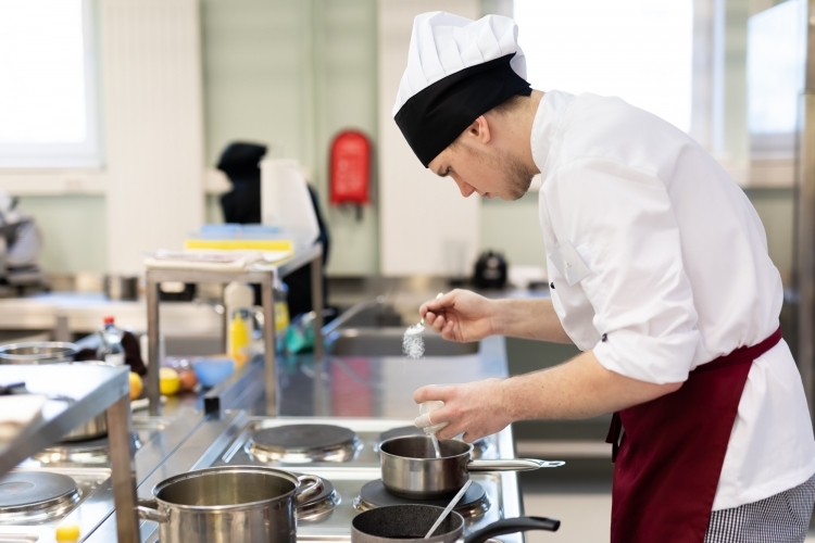 SkillsLatvia 2020 pusfināls "Restorānu serviss" un "Ēdienu gatavošana" prasmju konkursā