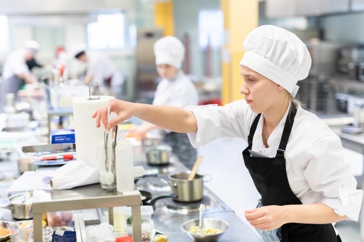 SkillsLatvia 2020 pusfināls "Restorānu serviss" un "Ēdienu gatavošana" prasmju konkursā