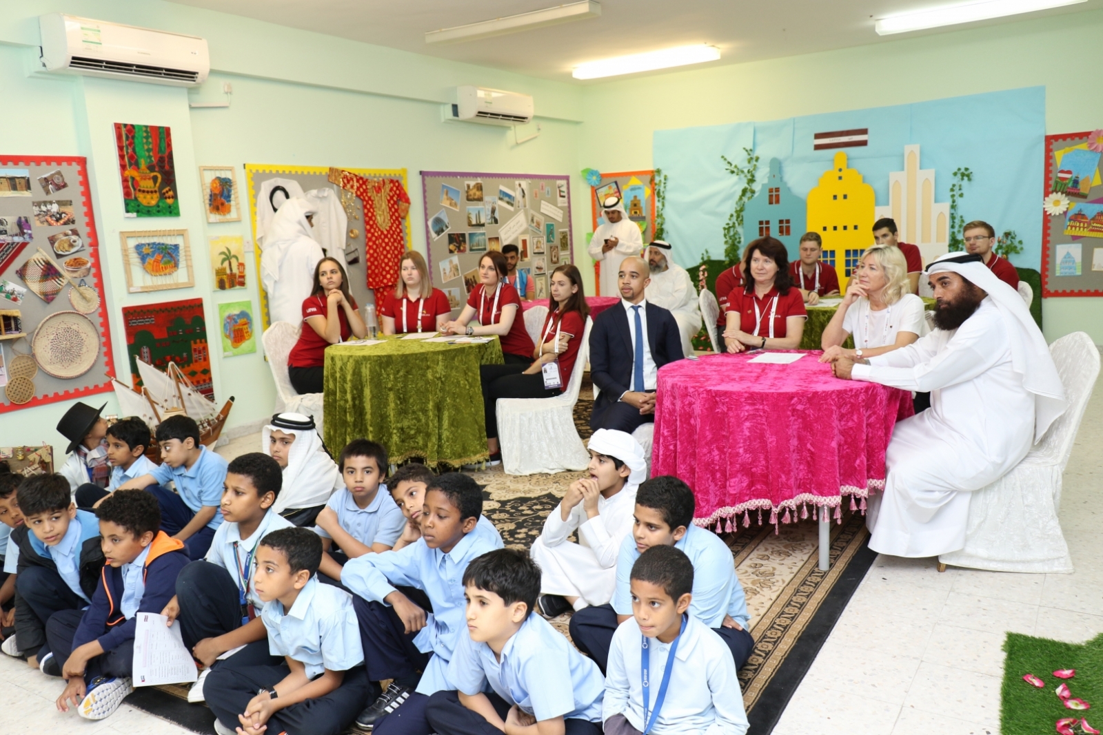 Latvijas komanda viesojas Apvienoto Arābu Emirātu skolā