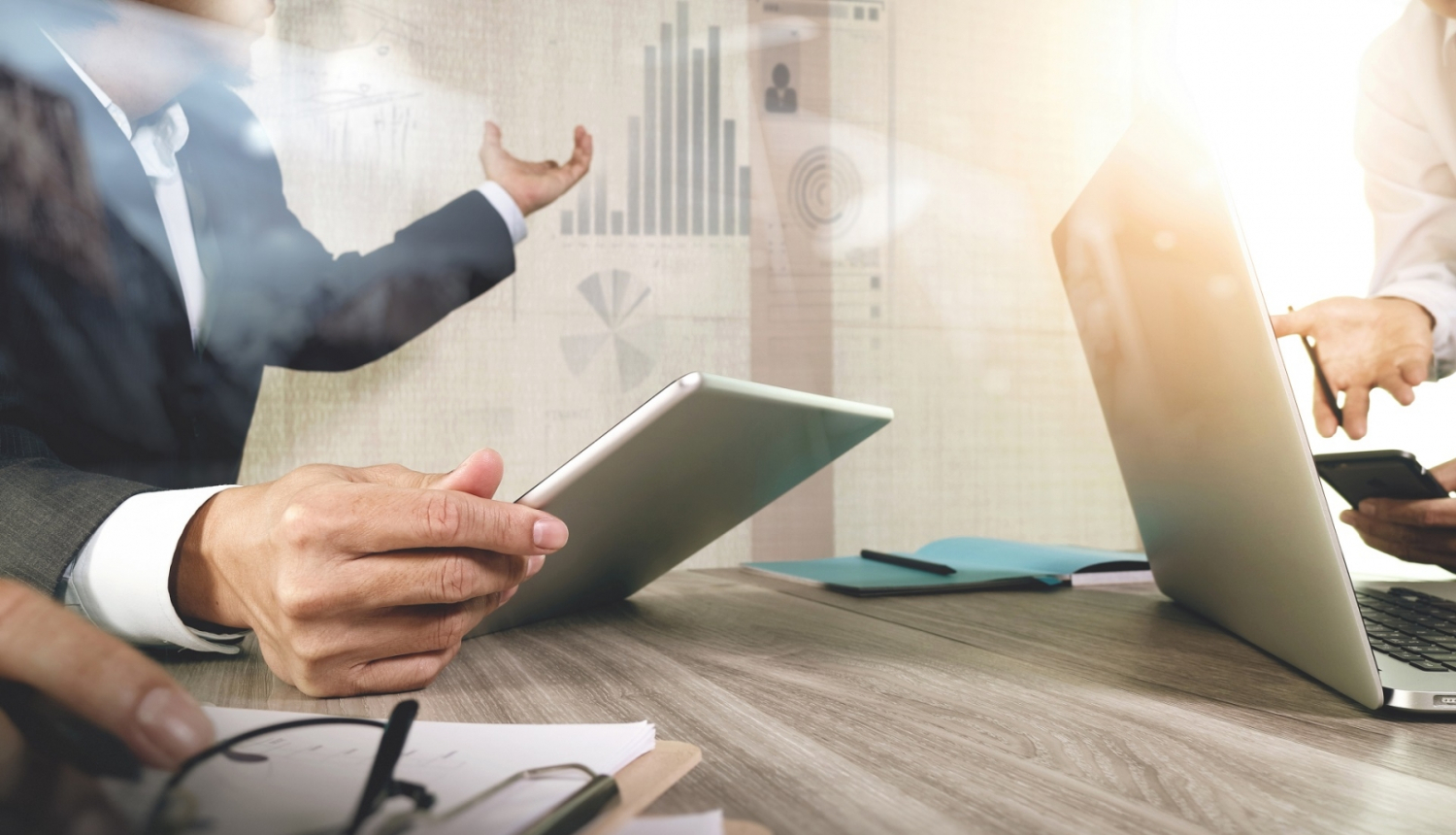 Vīrieša roka ar planšeti sapulce