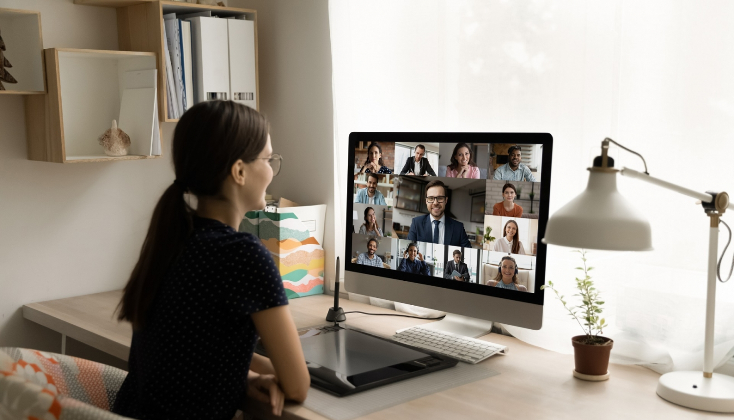 Meitene klausās vebināru