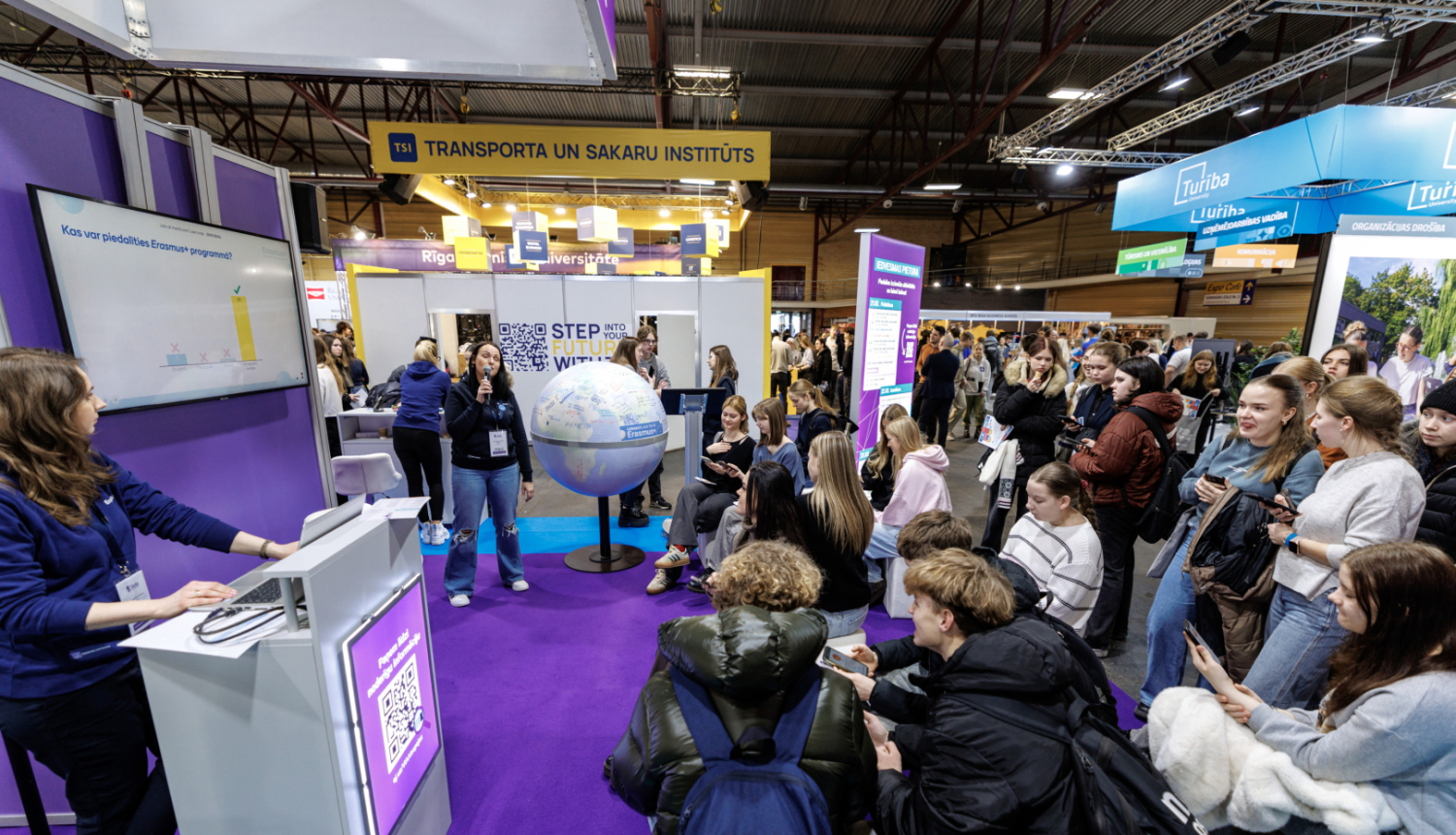 VIAA stends izstādē Skola 2025