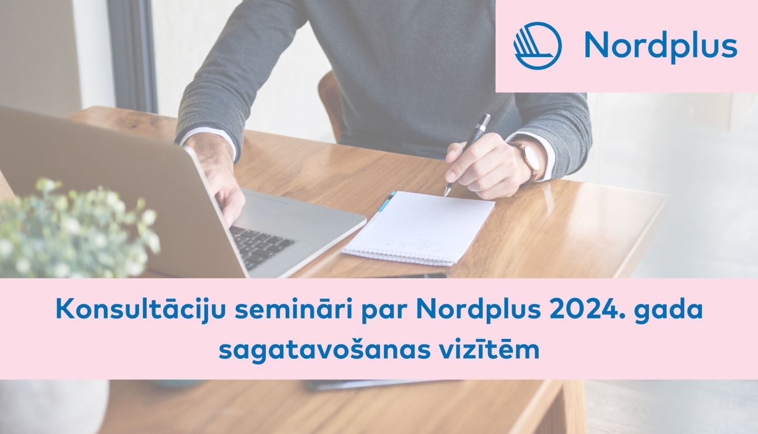 Vīrietis raksta datorā