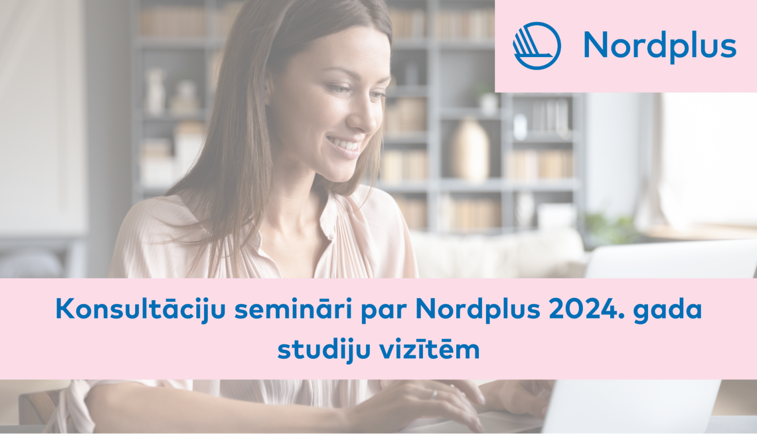 Sieviete strādā ar datoru