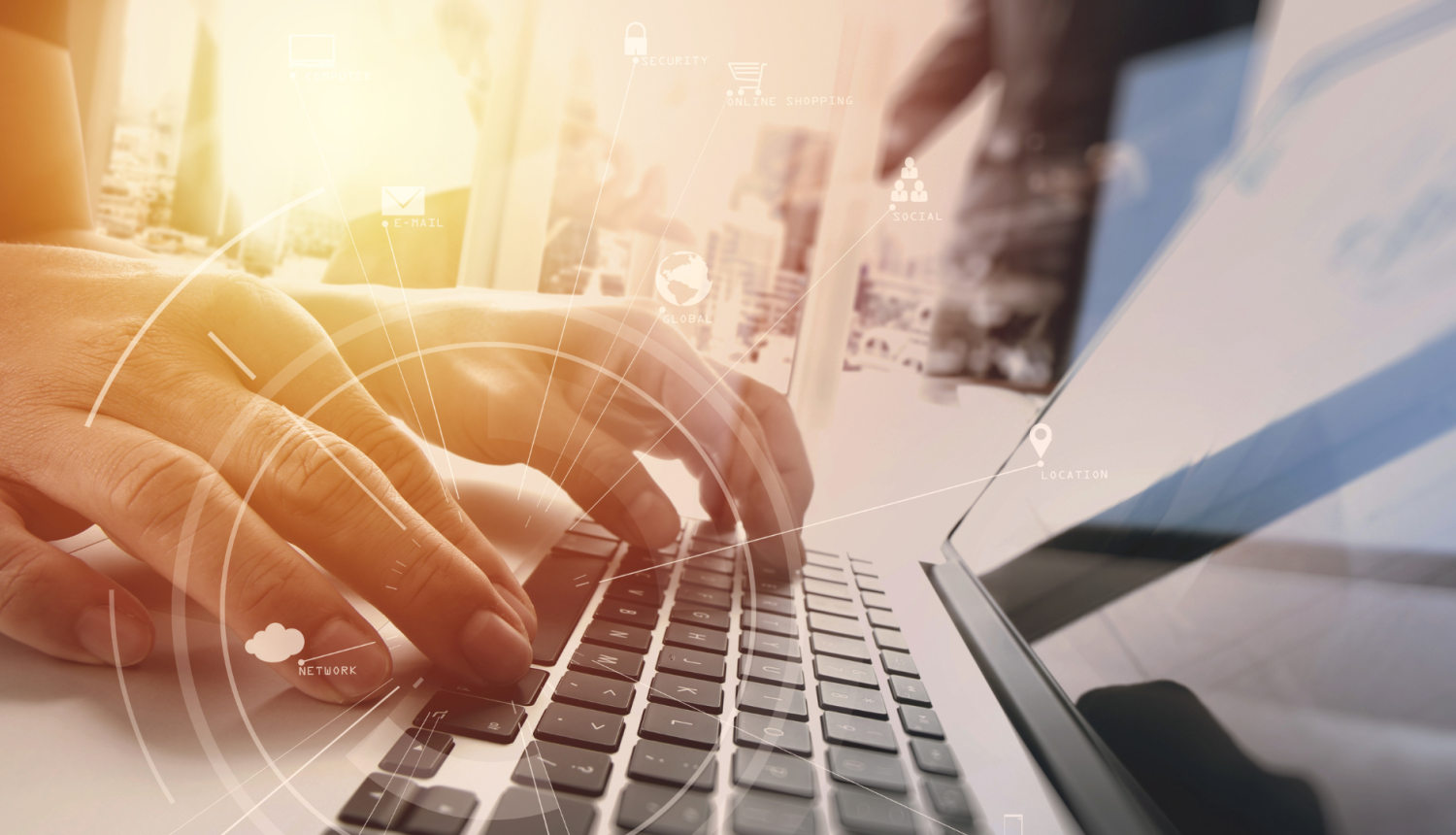 Redzamas rokas, kas raksta datorā