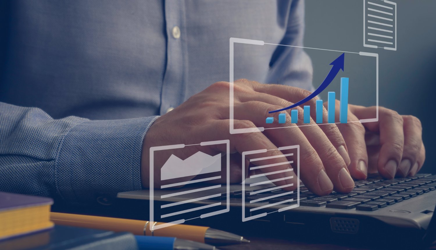 Cilvēks raksta ar portatīvo datoru