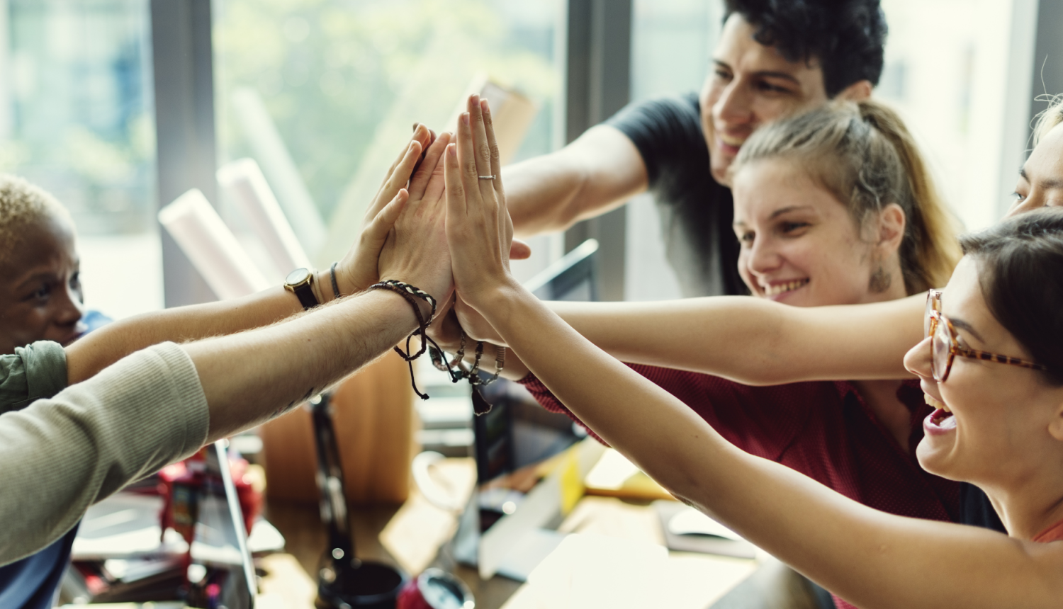 Jaunieši salikuši rokas kopā, komandas darbs