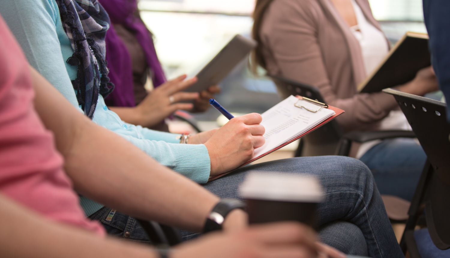 Mācībās iesaistīta persona veic pierakstus