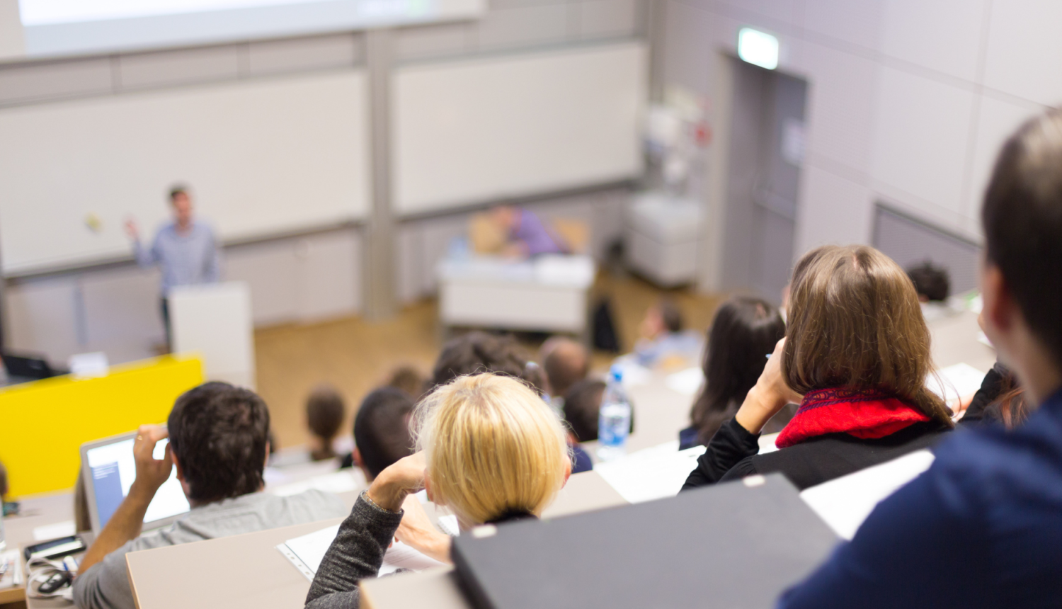 Cilvēki auditorij;a klausās lekciju