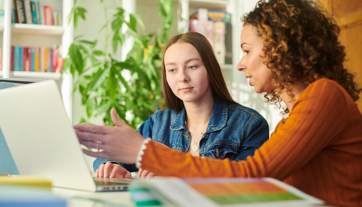 Sievietes diskutē pie datora