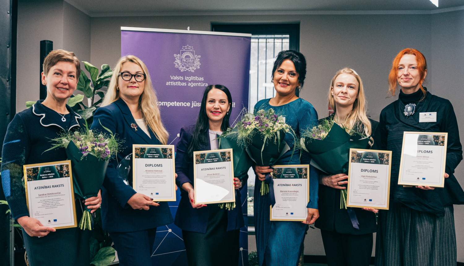 Karjeras atbalsta balvas 2025 laureāti ar diplomiem rokās