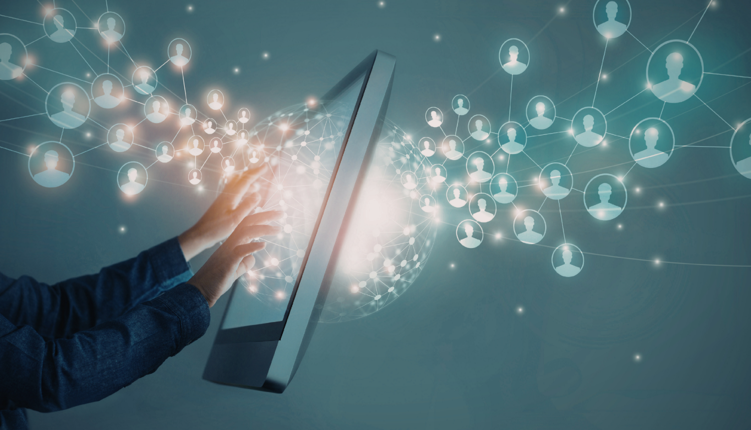 vīrieša rokas pieskaras pie skārienjūtīgā ekrāna, ekrāns ir stilizēts, no tā izplūst digitāls tīkls ar cilvēku ikonam