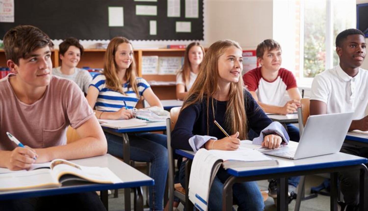 Cilvēki sēž skolas solā