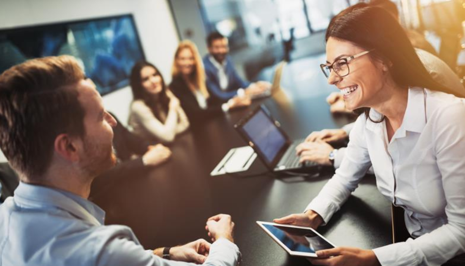 Cilvēki smaida un sarunājas