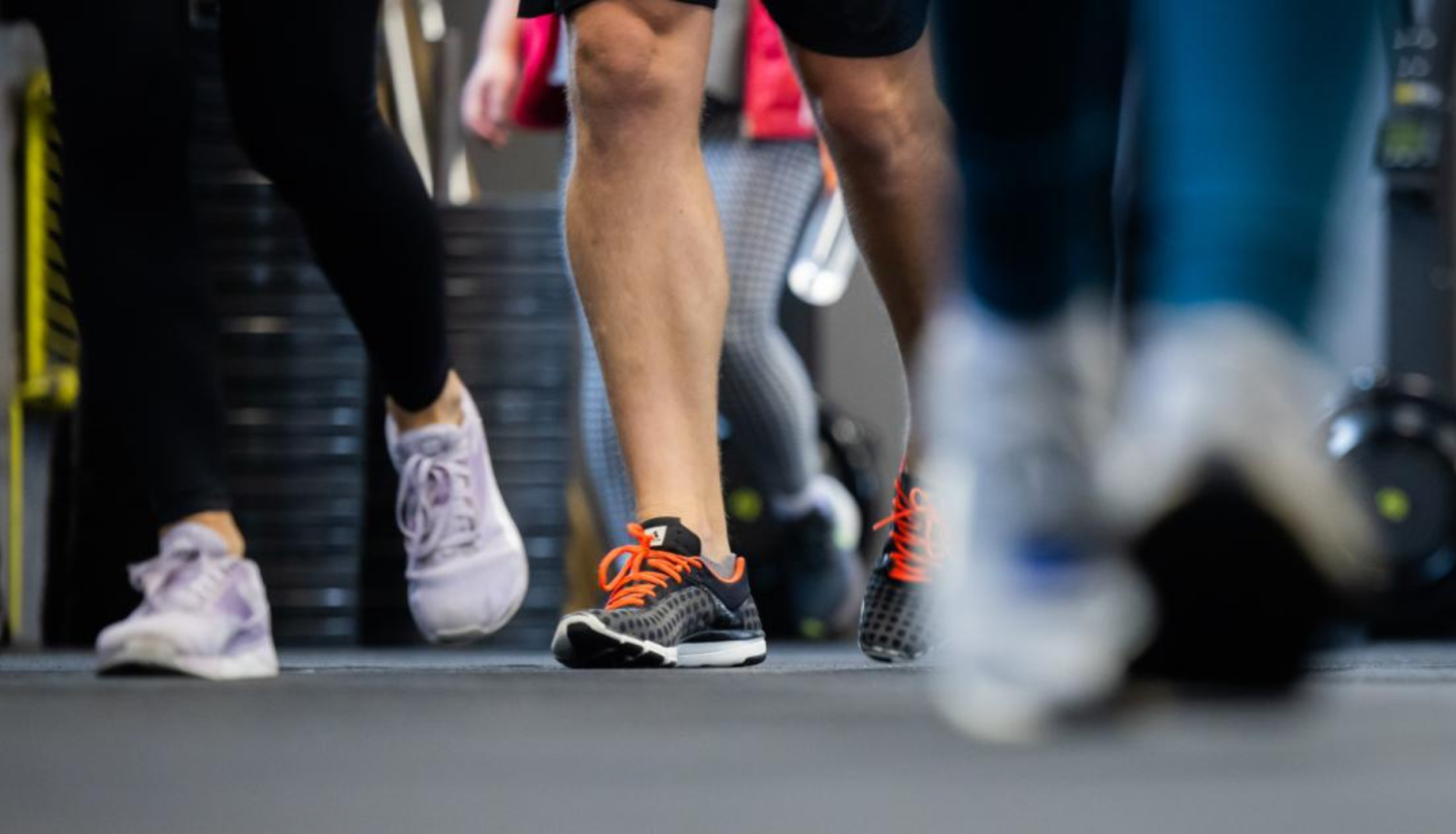 Cilvēku kājas sporta apavos