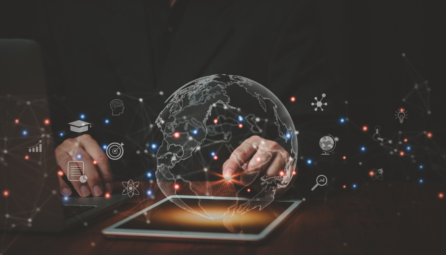 attēlā vīrieša rokas ir virs planšetes, no kuras staro gaisma, priekšplānā uzzīmēta zemeslode un tīkls