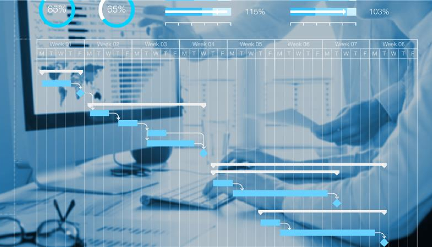 virietis strada pie portatīvā datora pie galda virsū bildei ir stilizētas diagrammas