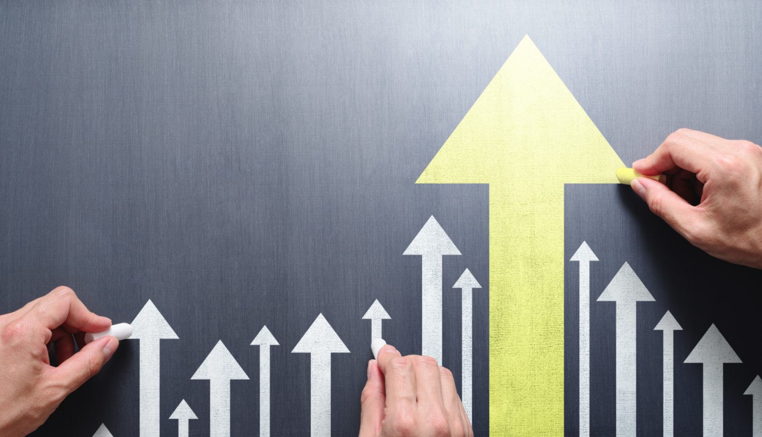 Vairākas rokas zīmē bultas uz augšu uz pelēkas tāfeles