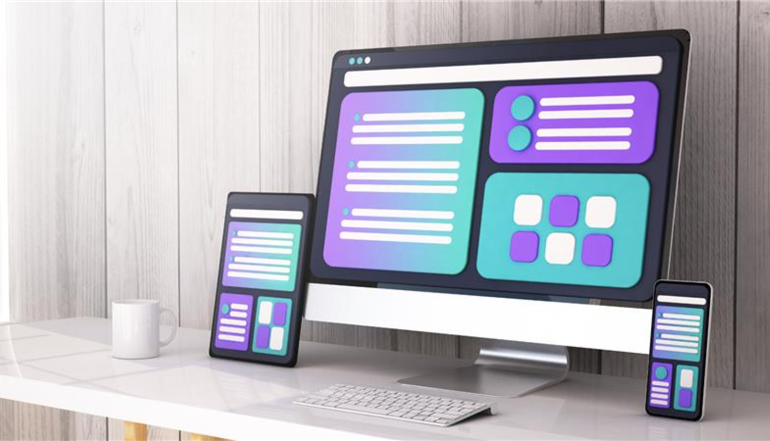 uz galda stāv liels stacionārais dators, no labās puses no tā stāv ar ekrānu uz priekšu mobilais telefons, no kreisās puses - planšete