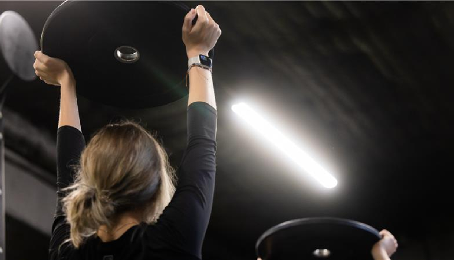 sieviete sporto trenažieru zālē