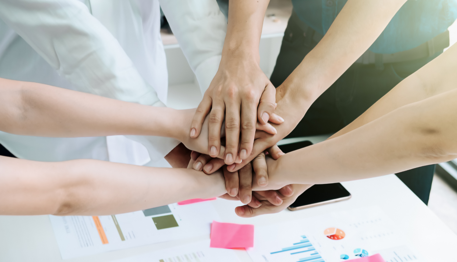 Cilvēki salikuši rokas vienu uz otras