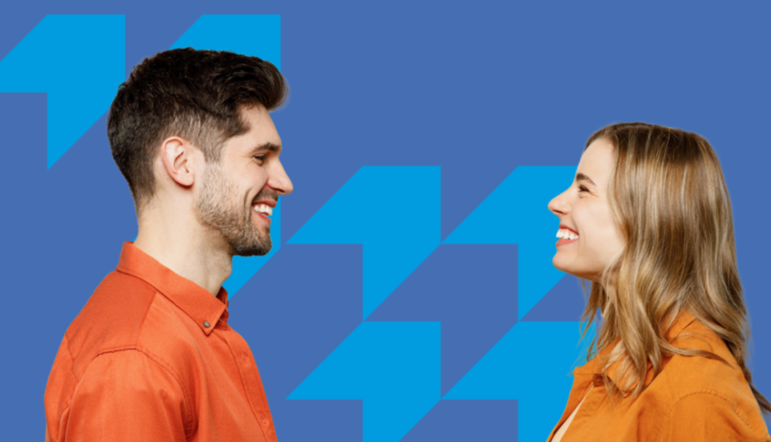 vīrietis skatās uz sievieti un smaida