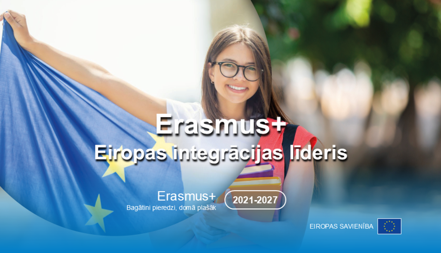 Meitene tur rokās ES karogu