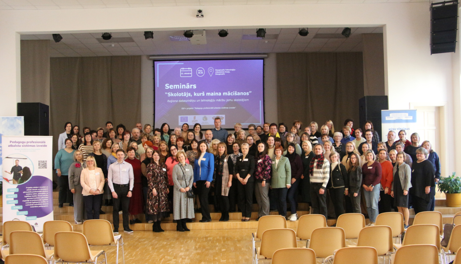 Regionalais seminars Daugavpilī skolotājiem visi seminara dalībnieki kopbildē