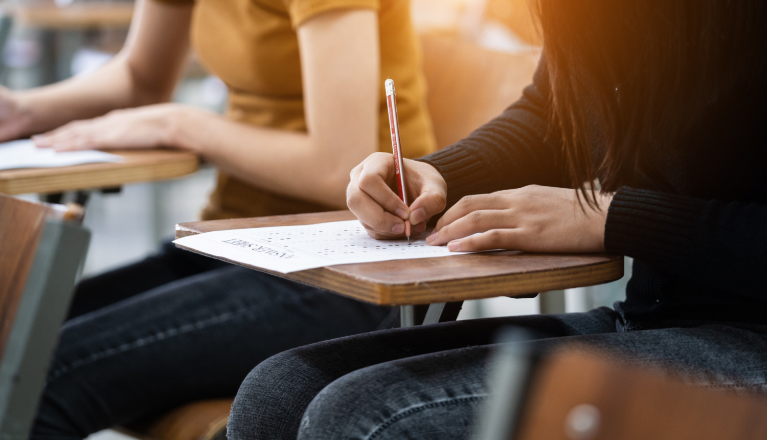 Sieviete raksta ar zīmuli