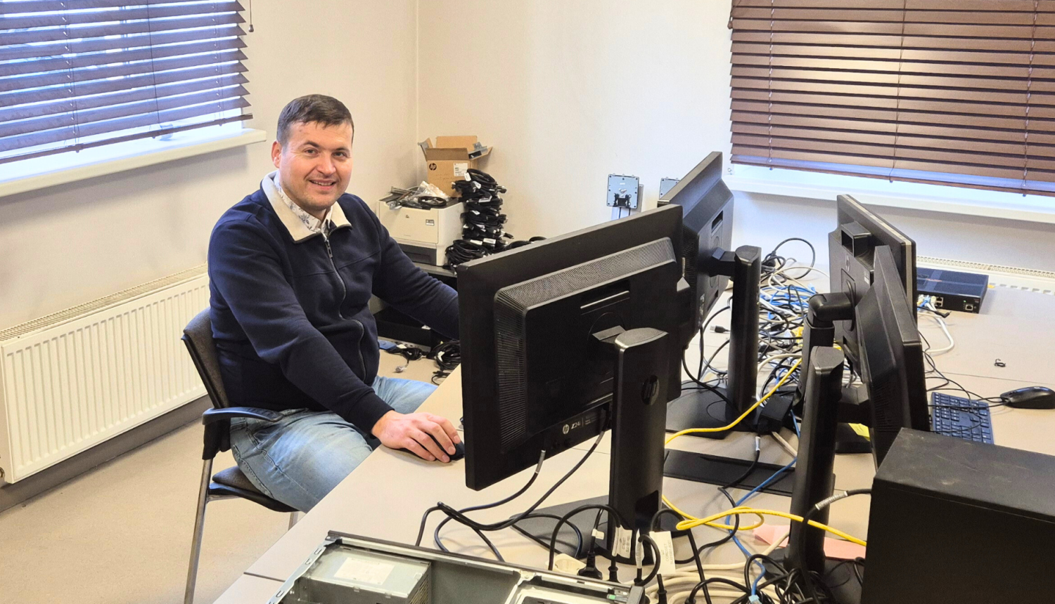 Vīrietis strādā pie datora