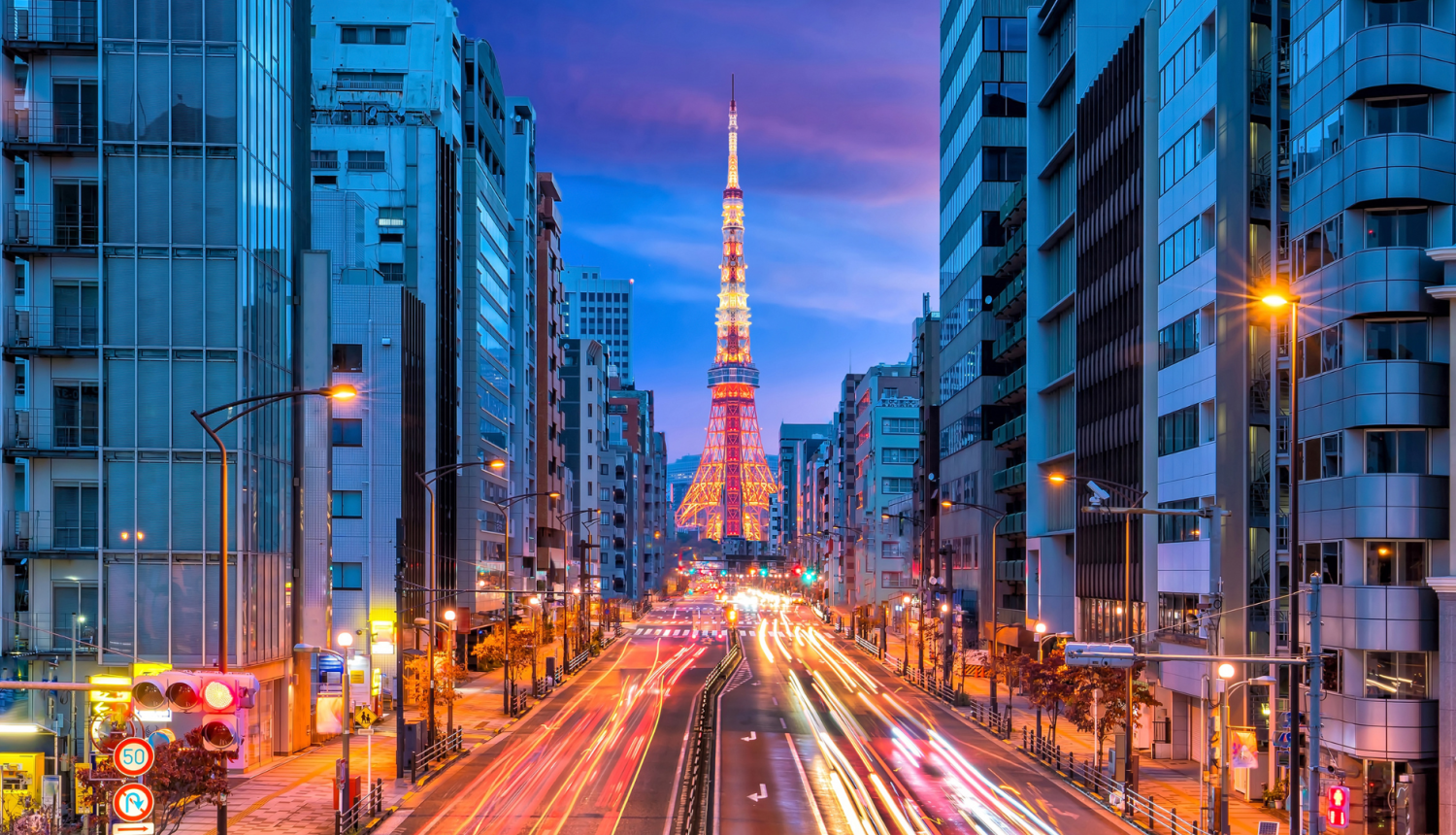 skats uz pilsētu Japānā vakara gaismās, priekšā pa vidu televizijas tornis