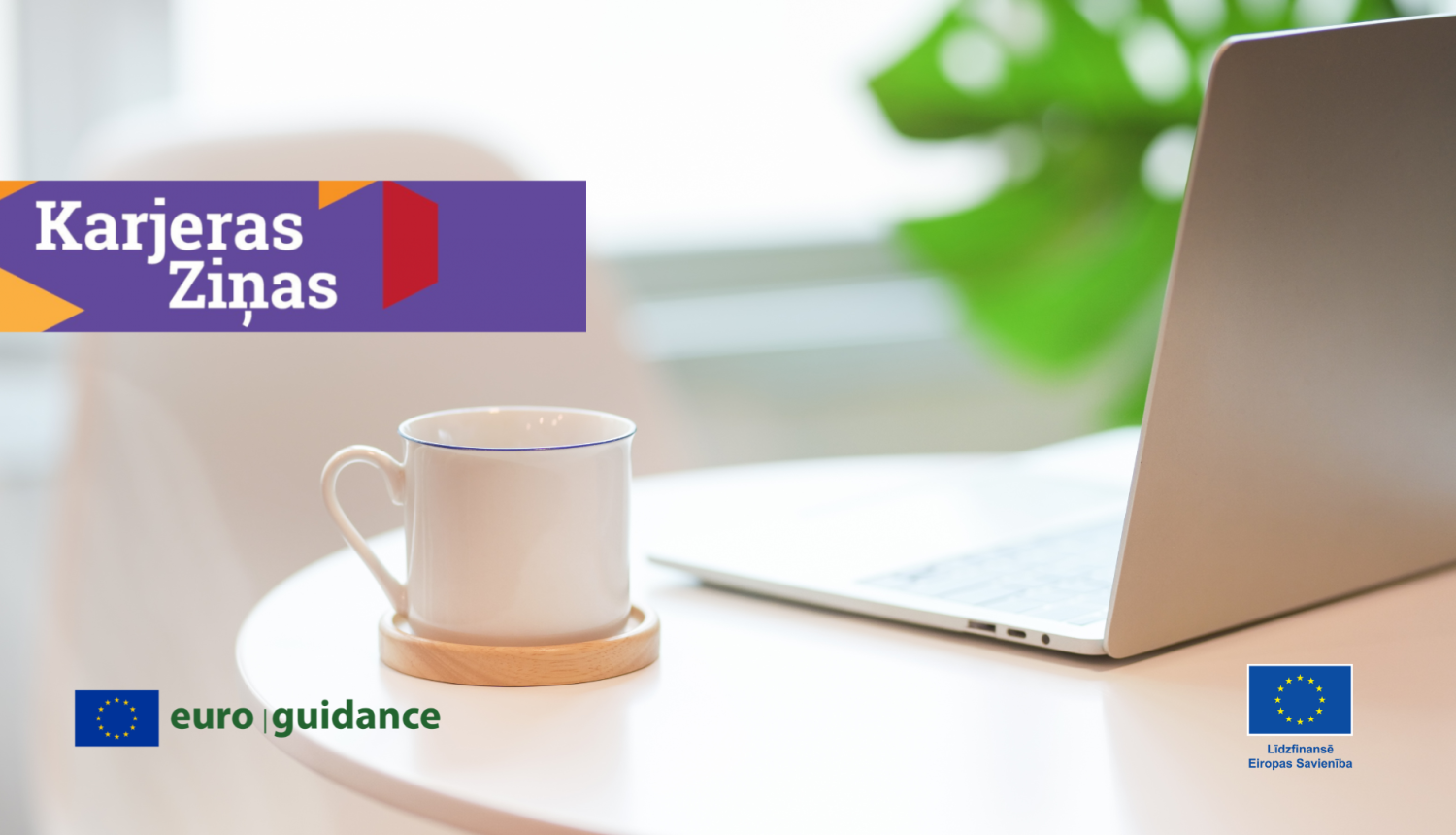 bildē uz galda stāv atvērts portatīvais dators blakus krūze, virsū ir rakstīts Karjeras ziņas, Euroguidance logo