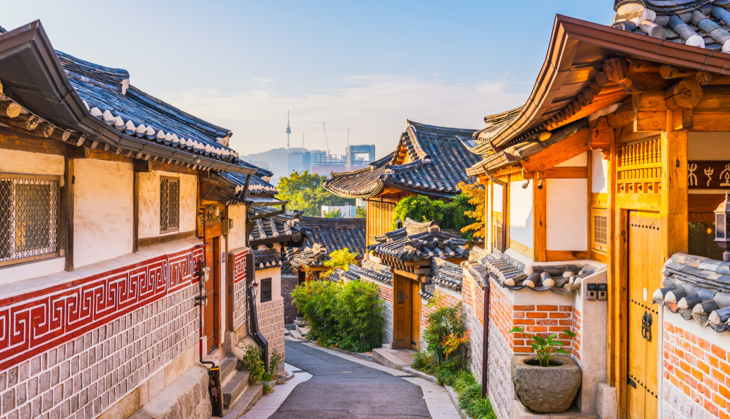 skats uz Korejas pilsētu ar vecām tipiskām korejiešu ēkām