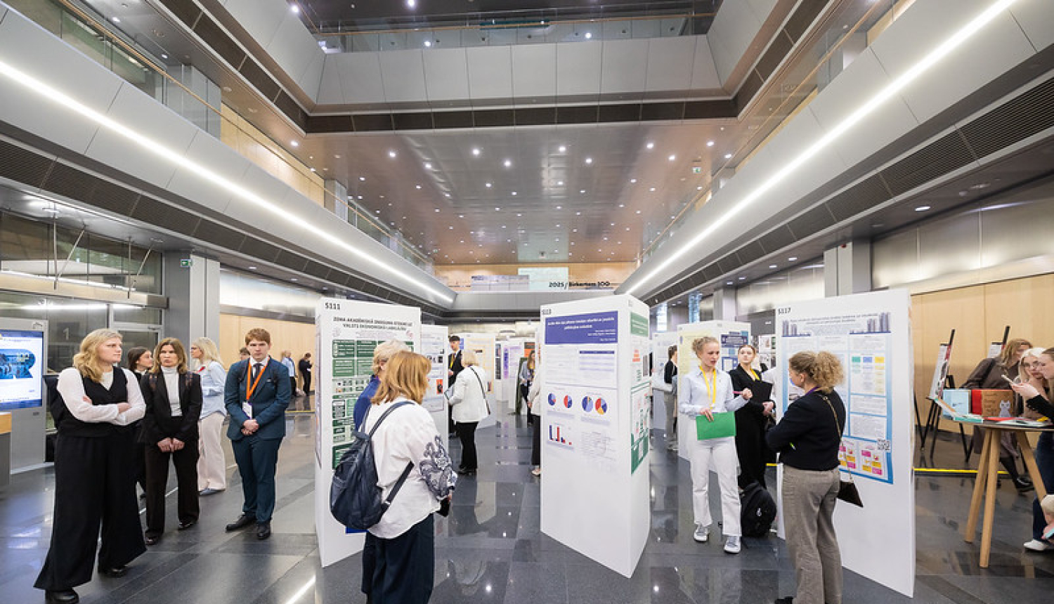 Latvijas skolenu 50. zinātniskā petniecibas darbu konference darbu izstāde