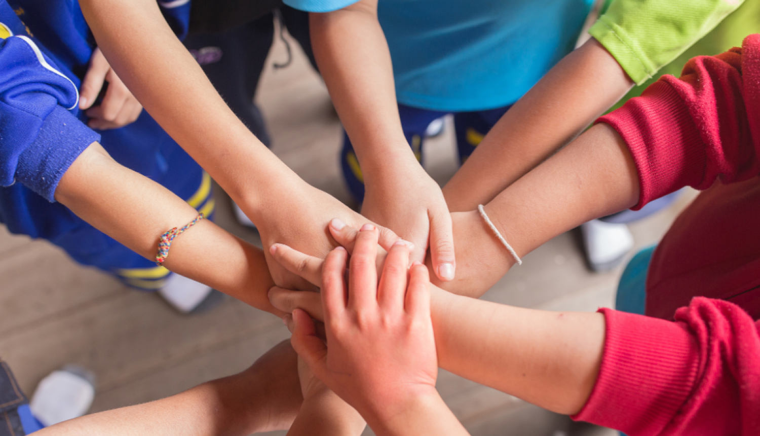 Cilvēki salikuši rokas vienu uz otras