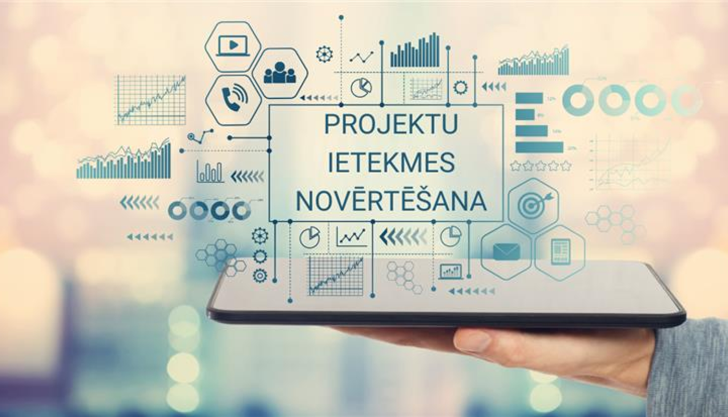 Civēks tur planšeti ar dažādiem grafiskiem elementiem