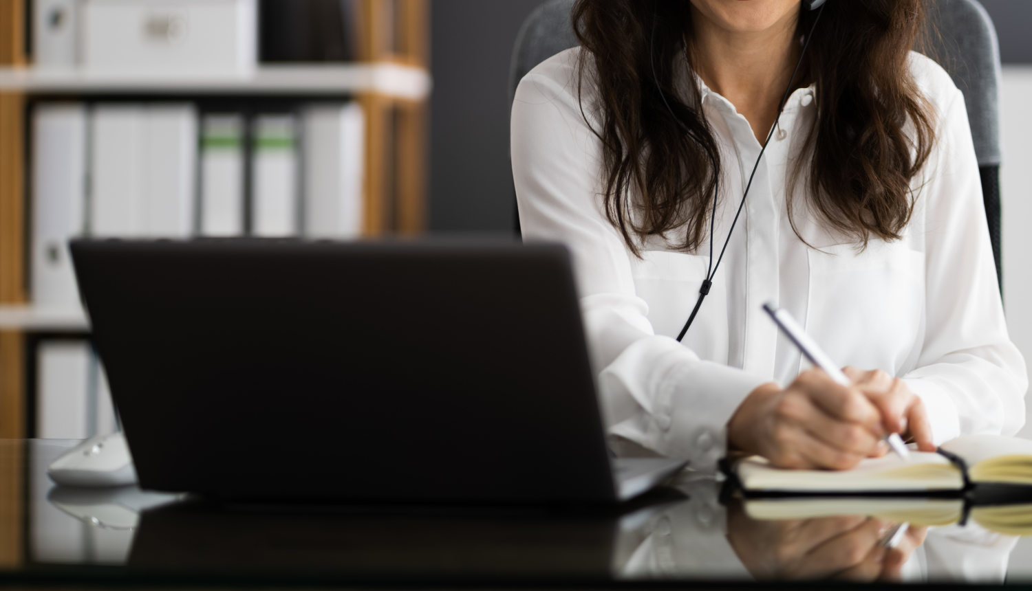 Sieviete strādā pie datora